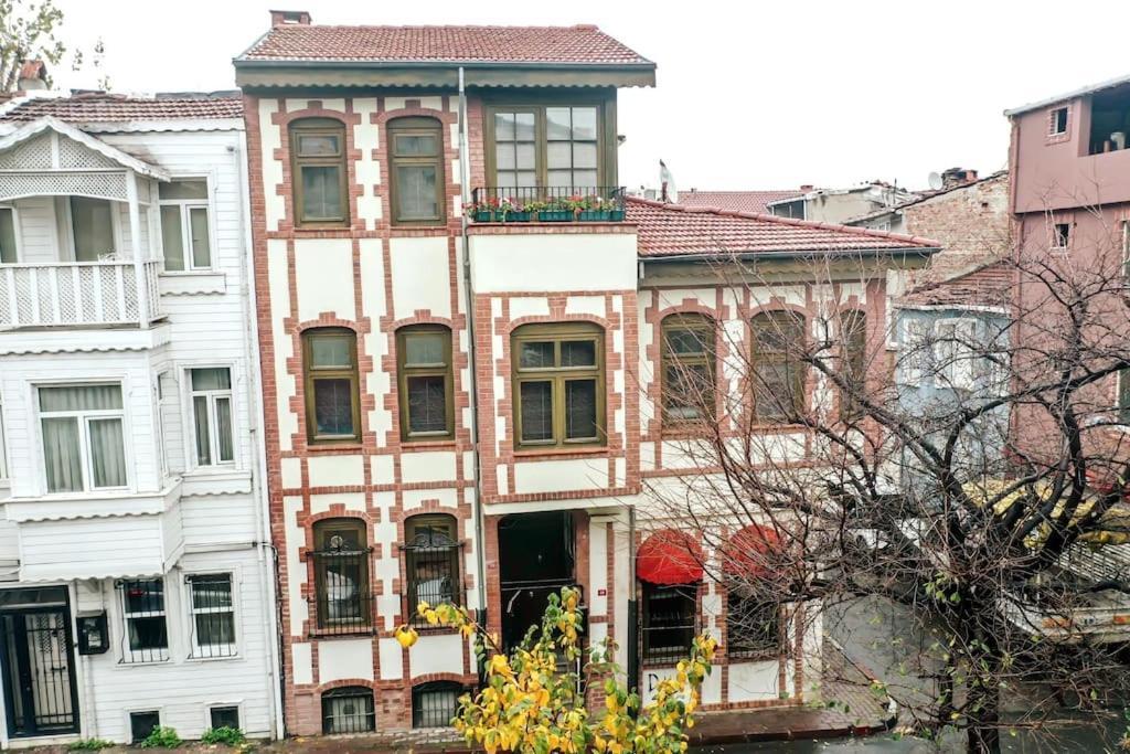 Historical Greco-Ottoman Pavilion Near Tram In Fatih Istanbul Exterior photo