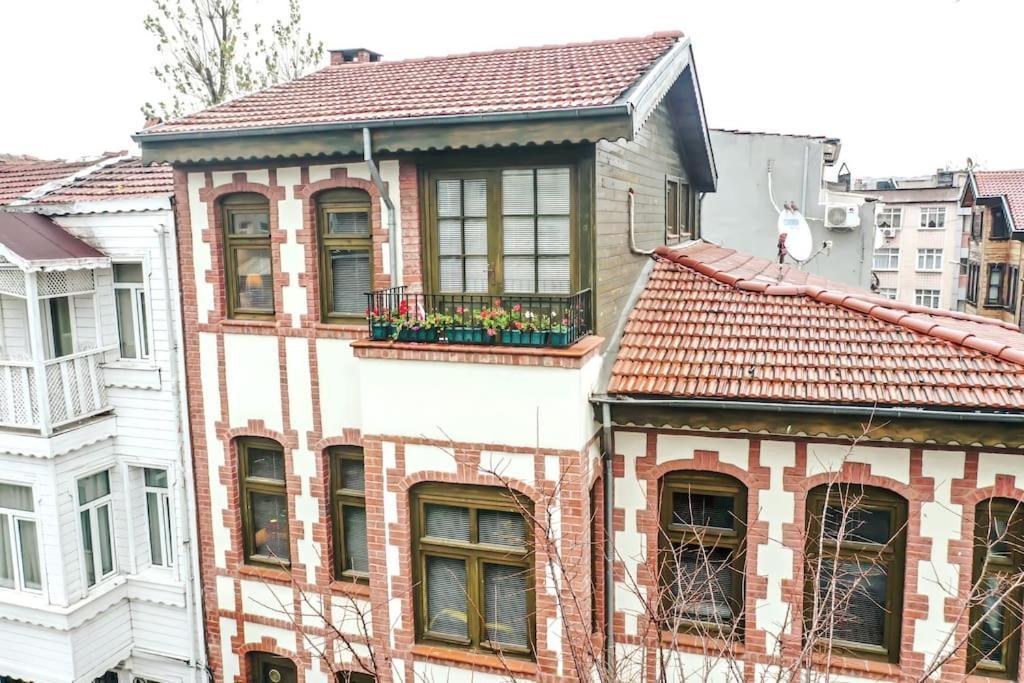 Historical Greco-Ottoman Pavilion Near Tram In Fatih Istanbul Exterior photo