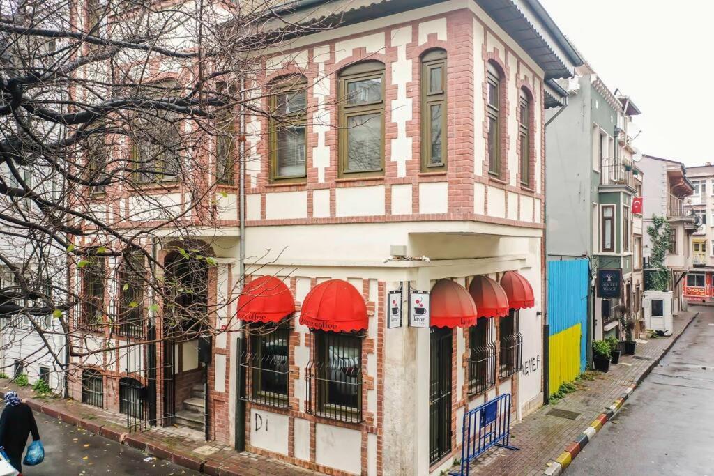 Historical Greco-Ottoman Pavilion Near Tram In Fatih Istanbul Exterior photo