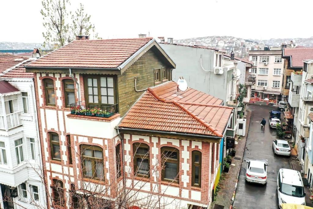 Historical Greco-Ottoman Pavilion Near Tram In Fatih Istanbul Exterior photo