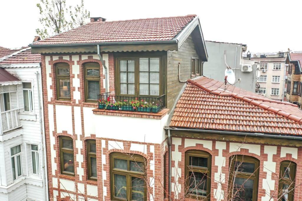 Historical Greco-Ottoman Pavilion Near Tram In Fatih Istanbul Exterior photo